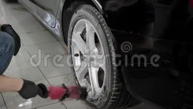 一名男子在洗车时洗车盘的特写镜头。